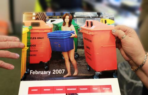 MRD-calendar-woman-with-blue-tubs-2015-EM